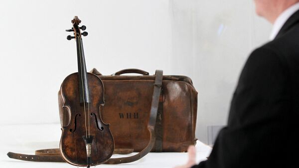 Скрипка, на которой играл дирижер Уоллес Хартли в последние минуты перед затоплением Титаника, в Лургане, Ирландия - Sputnik Узбекистан