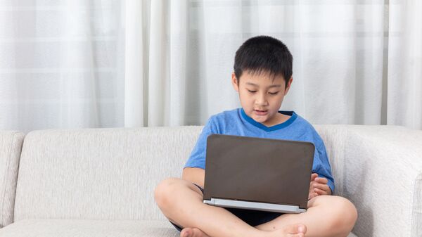 Азиатский мальчик с ноутбуком - Sputnik Узбекистан