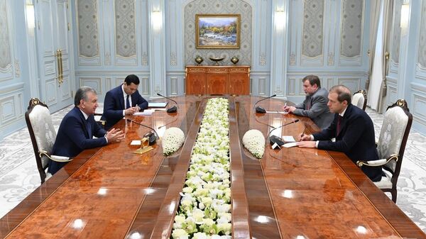 Prezident Uzbekistana Shavkat Mirziyoyev prinyal ministra promishlennosti i torgovli RF Denisa Manturova. - Sputnik O‘zbekiston