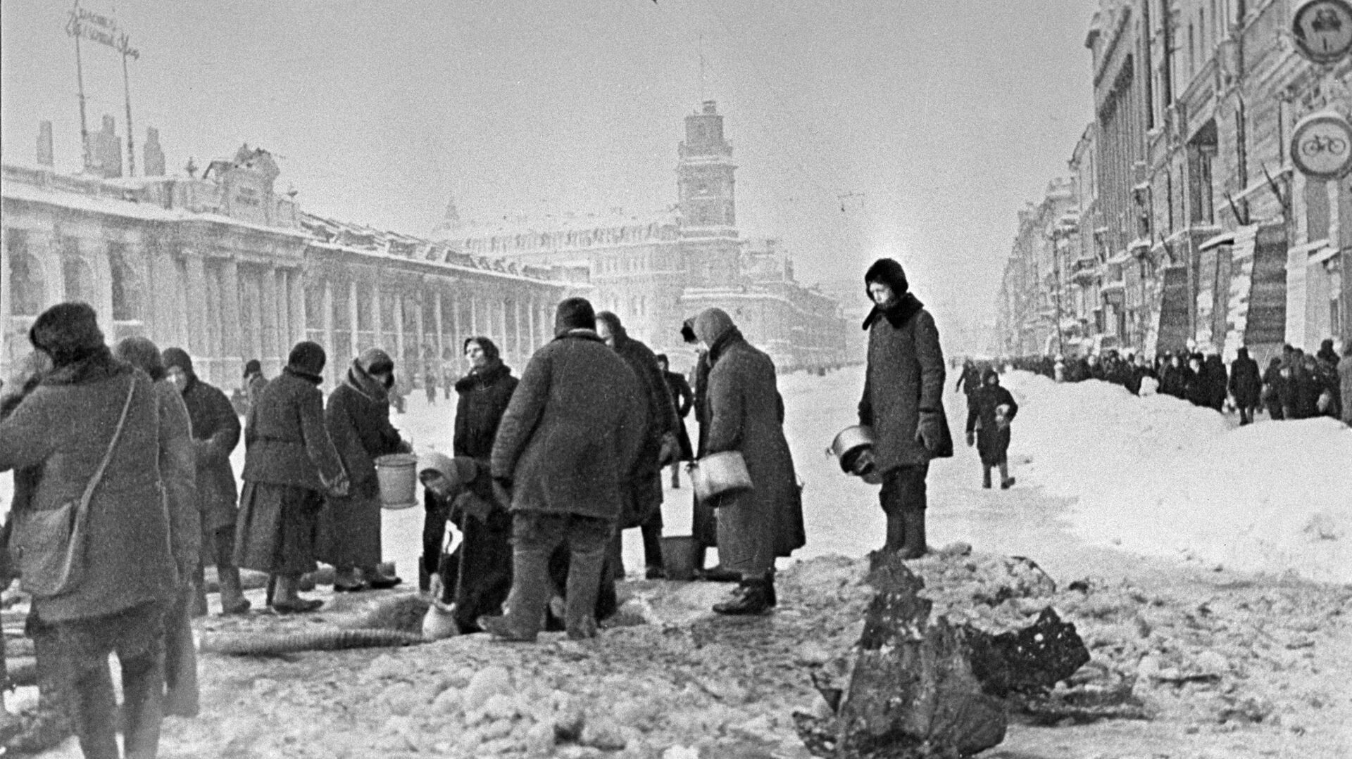 Жители блокадного Ленинграда набирают воду, появившуюся после артобстрела в пробоинах в асфальте,  - Sputnik Узбекистан, 1920, 28.01.2024