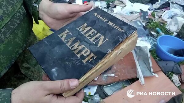 Книга Гитлера Mein Kampf найдена в Мариуполе на базе националистов Азова - Sputnik Узбекистан