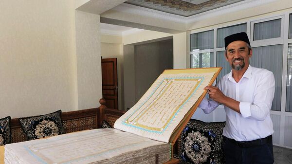 В Самарканде каллиграф переписал Коран - Sputnik Узбекистан