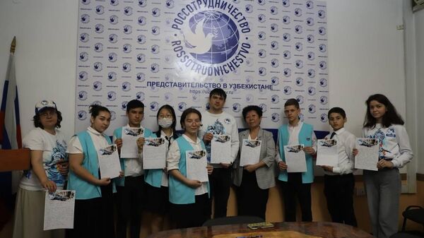 Участники акции Письмо Победы в Ташкенте - Sputnik Узбекистан