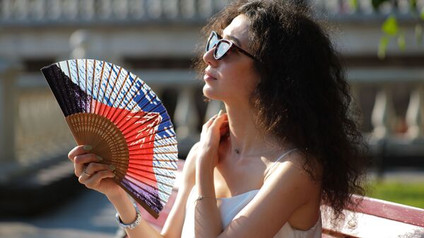Девушка в жаркую погоду в Александровском саду в Москве - Sputnik Ўзбекистон