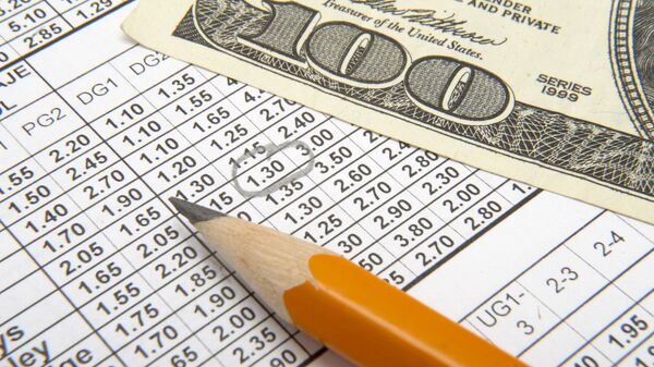 Сто долларов, карандаш и таблица на столе в букмекерской конторе - Sputnik Ўзбекистон