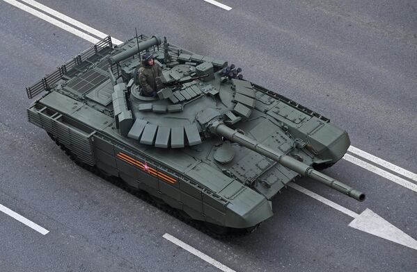Танк Т-72Б3М в колонне военной техники. - Sputnik Узбекистан