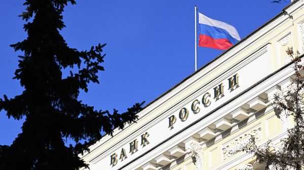 Флаг на здании Центрального банка России - Sputnik Узбекистан