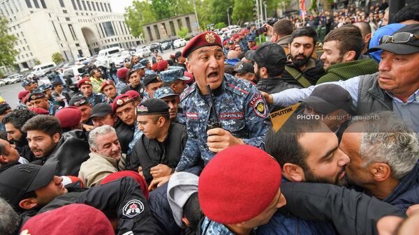 Стычки полиции и участников оппозиционного митинга во время второго дня акции неповиновения (2 мая 2022), Еревaн - Sputnik Узбекистан