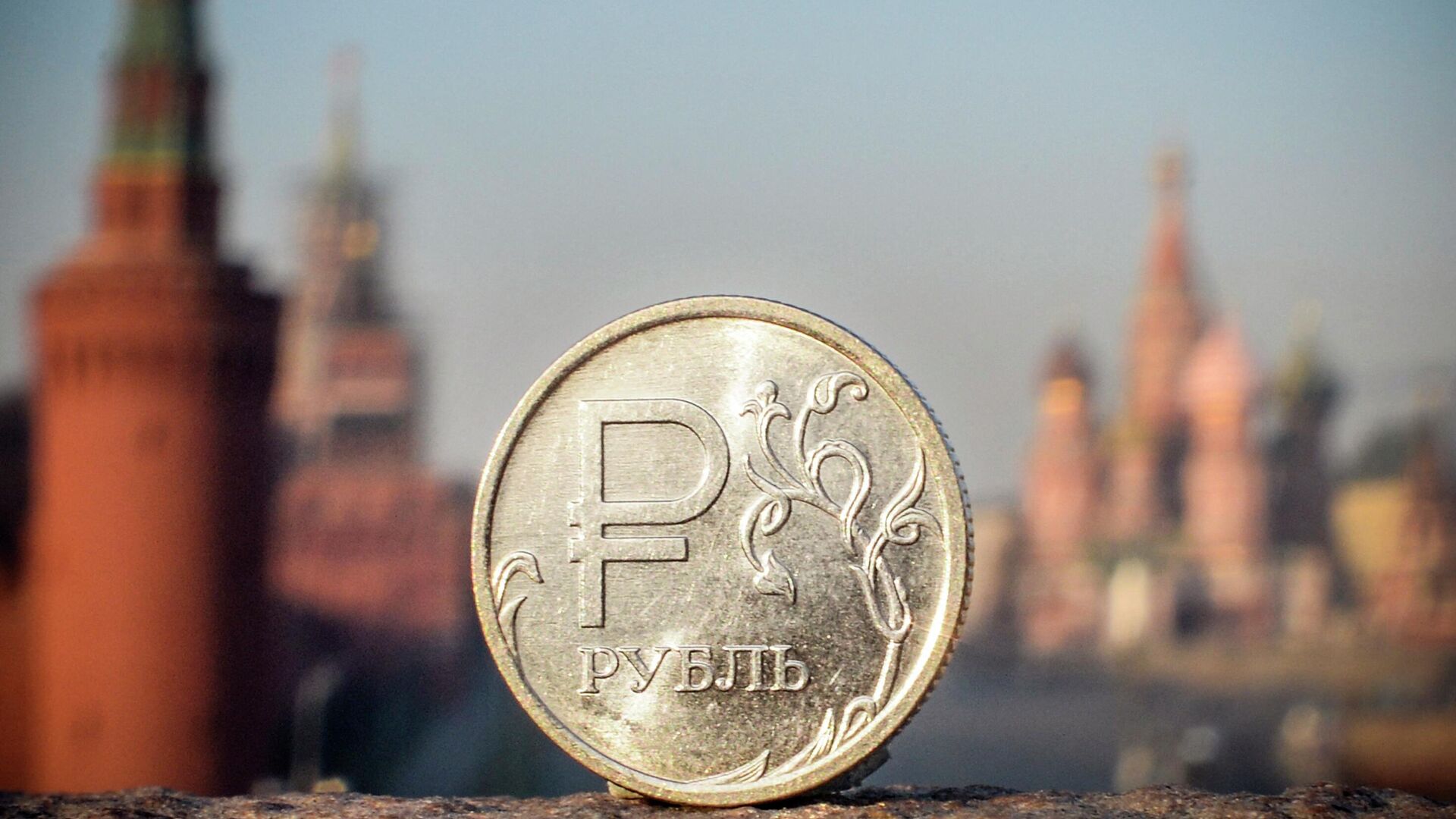Монета номиналом в один рубль, фото из архива - Sputnik Ўзбекистон, 1920, 18.08.2023