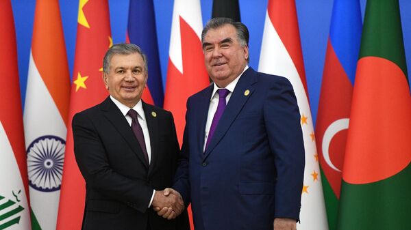 Президент Таджикистана Эмомали Рахмон (справа) и президент Узбекистана Шавкат Мирзиеев - Sputnik Узбекистан