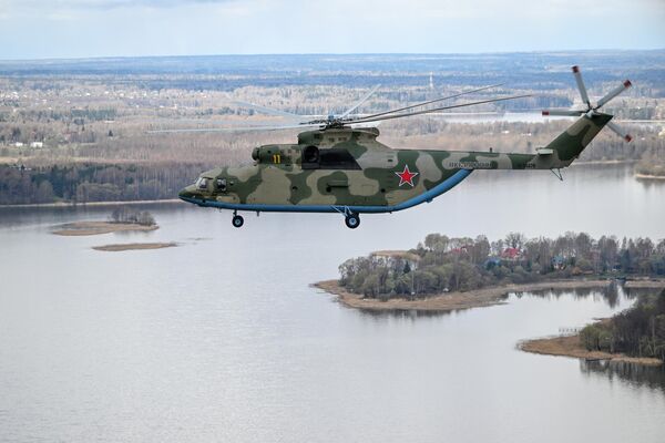 Тяжелый многоцелевой транспортный вертолет Ми-26 летит на репетицию воздушной части парада. - Sputnik Узбекистан