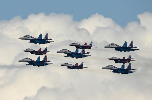Истребители МиГ-29 и Су-30СМ пилотажных групп &quot;Русские витязи&quot; и &quot;Стрижи&quot;. - Sputnik Узбекистан