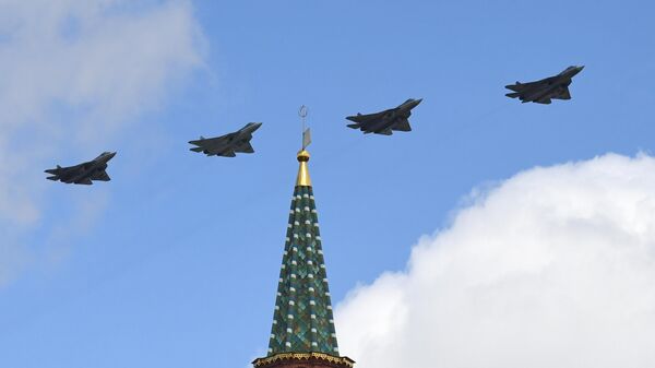 Многофункциональные истребители пятого поколения Су-57 на репетиции воздушной части парада Победы в Москве - Sputnik Ўзбекистон