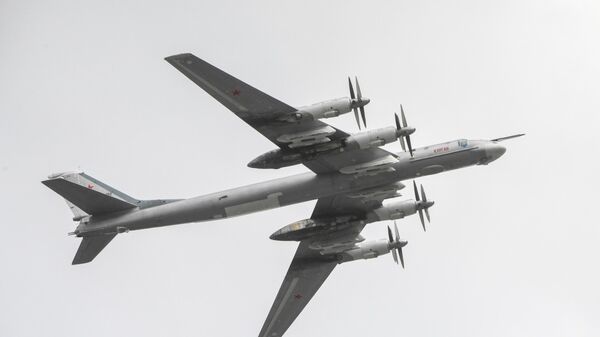 Strategicheskiy bombardirovshik-raketonoses Tu-95MS na repetitsii vozdushnoy chasti parada Pobedi v Moskve - Sputnik O‘zbekiston