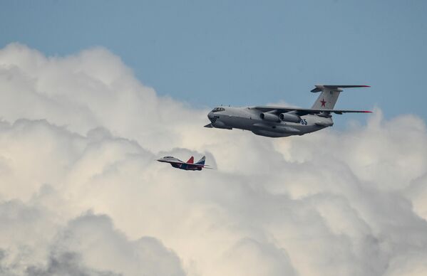 Самолет-заправщик Ил-78 и многоцелевой истребитель МиГ-29 пилотажной группы &quot;Стрижи&quot; вблизи. - Sputnik Узбекистан