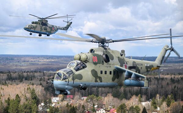 Тяжелый многоцелевой транспортный вертолет Ми-26 (на втором плане) и ударный вертолет Ми-24. - Sputnik Узбекистан