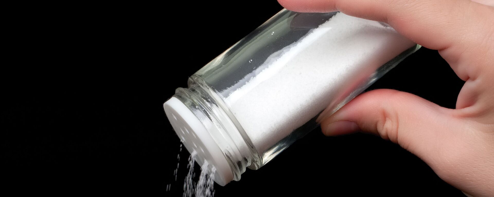 Соль сыплется из солонки - Sputnik Узбекистан, 1920, 15.04.2026