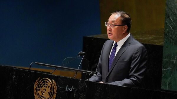 Посол Китая в Организации Объединенных Наций Чжан Цзюнь выступает во время чрезвычайной сессии Генеральной Ассамблеи в центральных учреждениях Организации Объединенных Наций в четверг, 24 марта 2022 года. - Sputnik Ўзбекистон