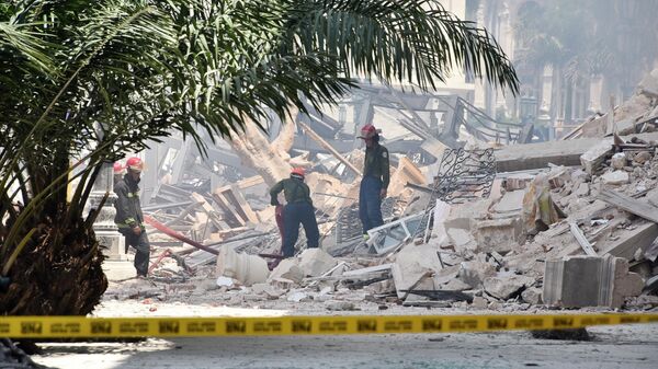Спасатели и пожарные на месте взрыва в гостинице Saratoga в Гаване - Sputnik Ўзбекистон