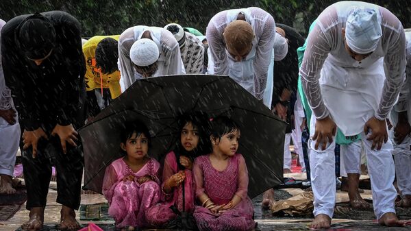 Верующие-мусульмане совершают специальные утренние молитвы в Калькутте, Индия - Sputnik Ўзбекистон