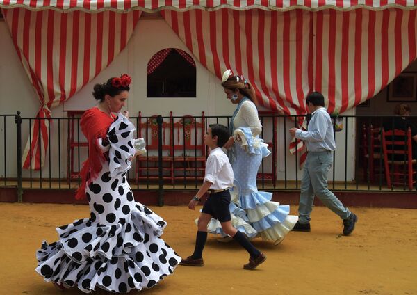 Sevilyedagi Feria de Abril festivaliga tashrif buyurganlar, Ispaniya. - Sputnik O‘zbekiston