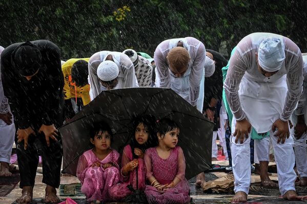 Верующие-мусульмане совершают специальные утренние молитвы в Калькутте, Индия. - Sputnik Узбекистан