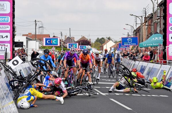 Гонщики разбиваются во время первого этапа велогонки в Анише, Франция. - Sputnik Узбекистан