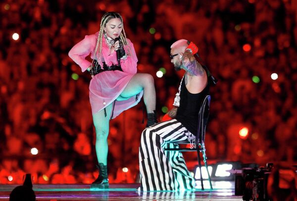 Колумбийский певец Малума выступает на сцене вместе с Мадонной во время своего концерта в Медельине, Колумбия. - Sputnik Узбекистан