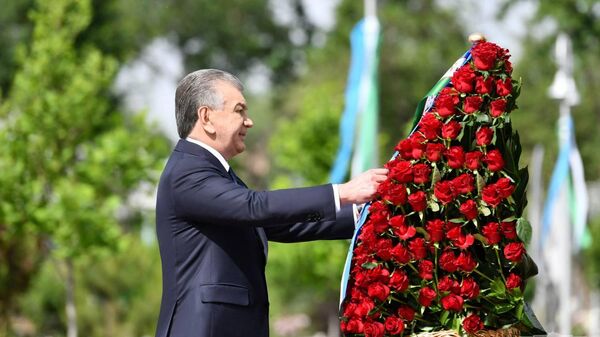 Шавкат Мирзиёев возложил цветы к мемориальному комплексу Ода стойкости - Sputnik Узбекистан