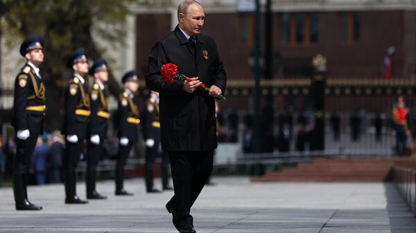 Президент РФ В. Путин на военном параде в честь 77-й годовщины Победы в ВОВ - Sputnik Узбекистан