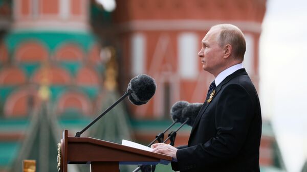 Президент РФ В. Путин на военном параде - Sputnik Ўзбекистон