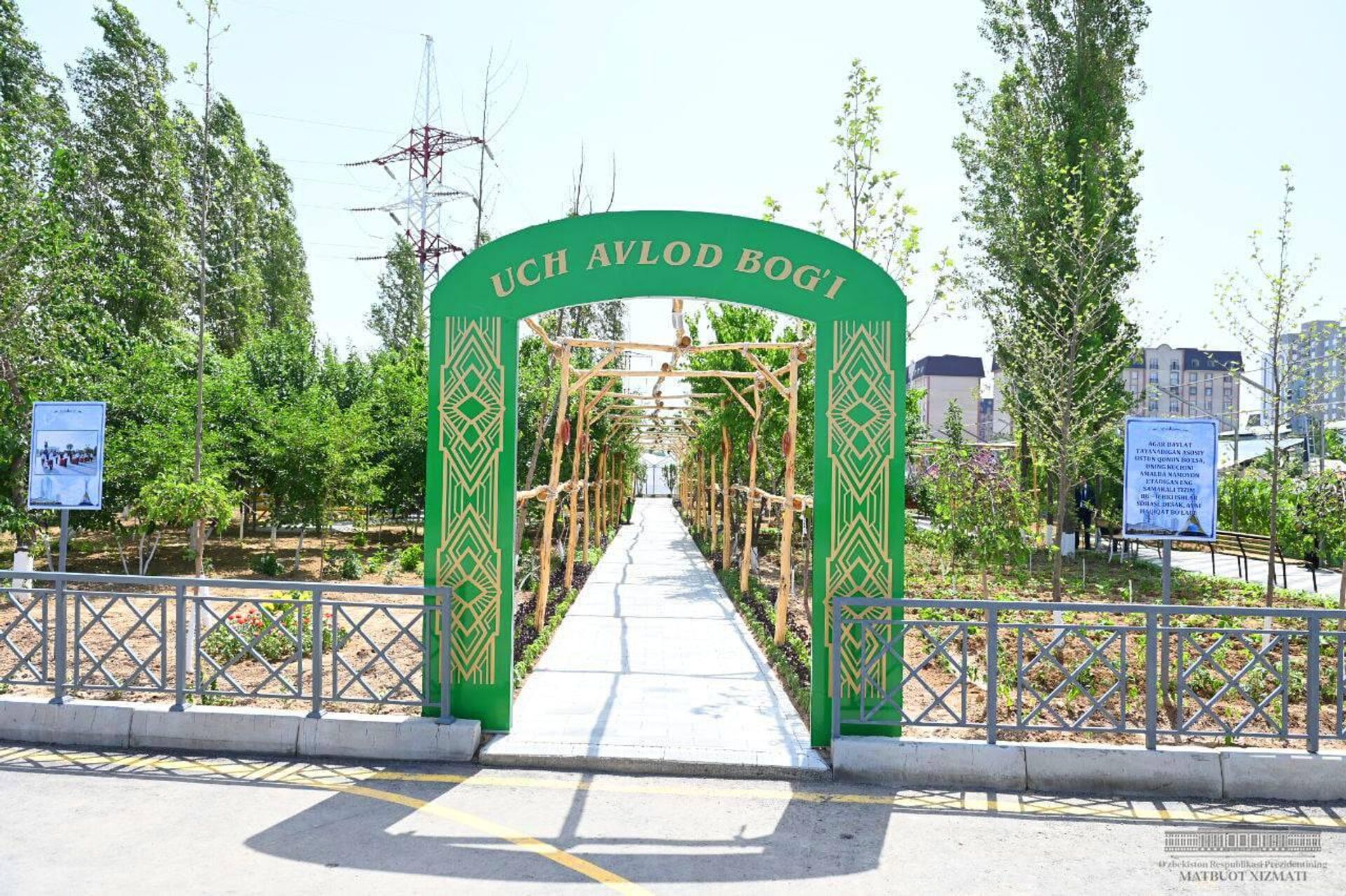 Шавкат Мирзиёев посетил Парк трех поколений, созданный в Яшнабадском районе города Ташкента. - Sputnik Ўзбекистон, 1920, 09.05.2022