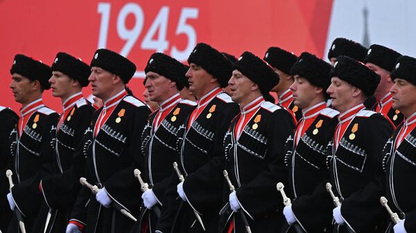 Парадный расчет кубанских казаков на военном параде, посвящtнном 77-й годовщине Победы в Великой Отечественной войне - Sputnik Узбекистан