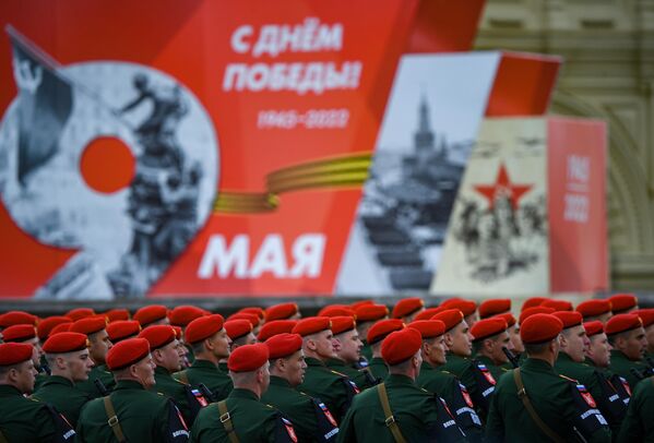 Военный парад, посвящённый 77-й годовщине Победы в Великой Отечественной войне - Sputnik Узбекистан