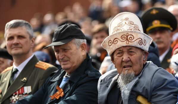 Зрители на военном параде в честь 77-й годовщины Победы в ВОВ. - Sputnik Узбекистан