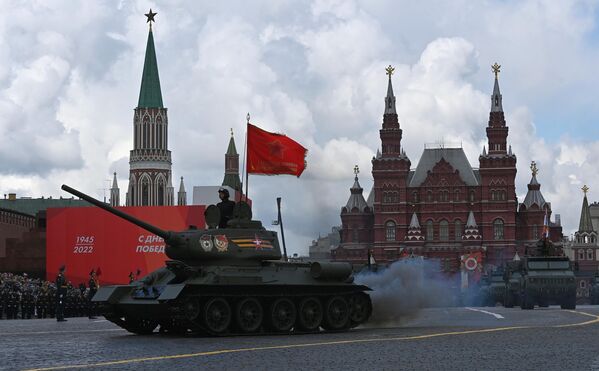 Танк Т-34-85 на военном параде, посвящённом 77-й годовщине Победы в ВОВ на Красной площади в Москве - Sputnik Узбекистан