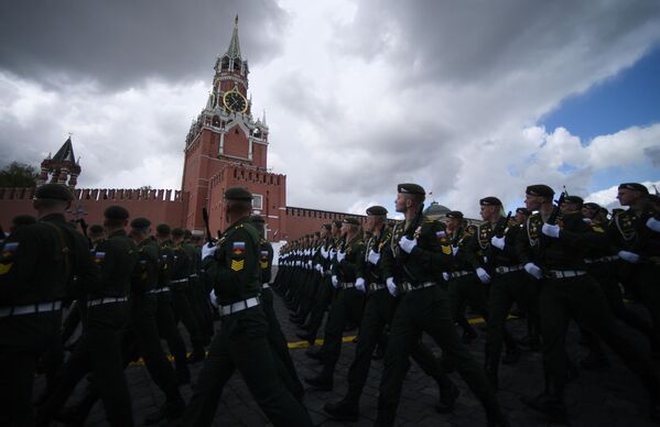 Военнослужащие парадных расчетов на военном параде. - Sputnik Узбекистан