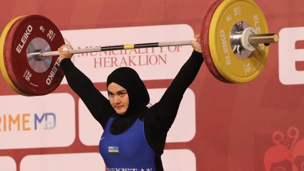 Турсуной Джаббарова завоевала три золотые медали в молодежном чемпионате мира по тяжелой атлетике в Греции - Sputnik Узбекистан