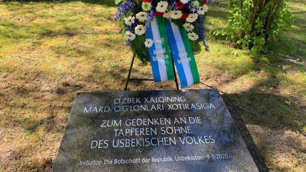 Надгробный камень для увековечивания узбекистанских солдат, захороненных на военном кладбище Штукенброк в Германии. - Sputnik Узбекистан