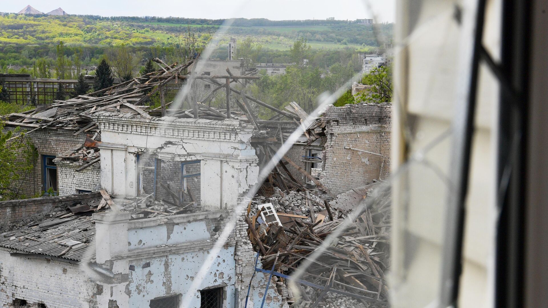 Разрушенная промзона в Рубежном - Sputnik Узбекистан, 1920, 11.05.2022
