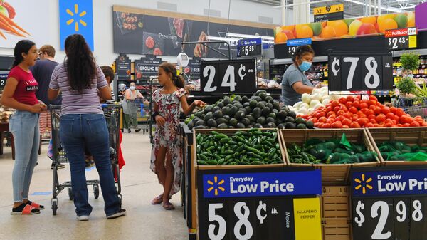 Покупатели в супермаркете Walmart в Хьюстоне, штат Техас - Sputnik Узбекистан