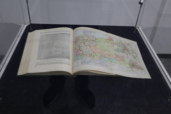 Есть в экспозиции и исторические источники — книги, карты и атласы. - Sputnik Узбекистан