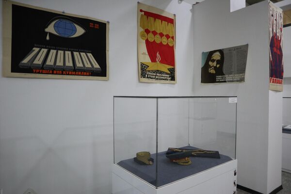 В экспозиции — плакаты, фотографии, личные вещи офицеров и солдат, участвовавших в Великой Отечественной войне. - Sputnik Узбекистан