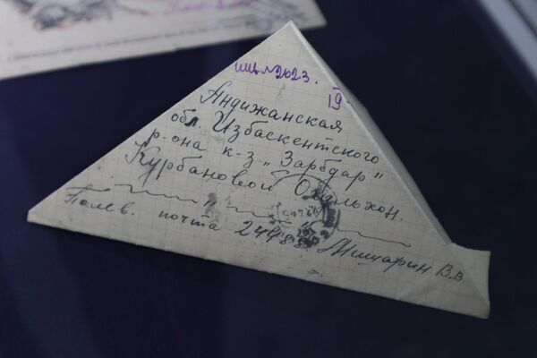 Здесь же представлены &quot;треугольники&quot; писем с фронта и почтовые карточки. - Sputnik Узбекистан