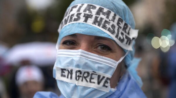 Медсестра-анестезиолог участвует в демонстрации с требованием повышения зарплаты в Марселе, Франция - Sputnik Узбекистан