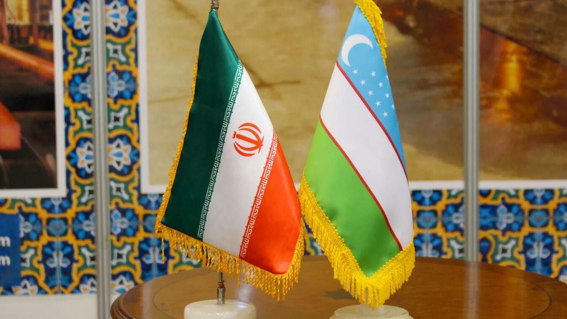 Флаги Ирана и Узбекистана. - Sputnik Узбекистан, 1920, 26.11.2022