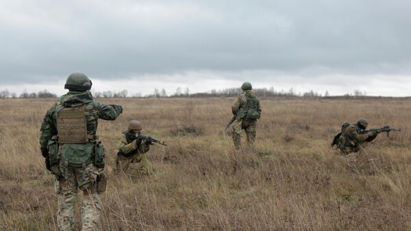 Инструктор спецназа США тренирует украинских солдат на военном полигоне в Хмельницкой области Украины 21 ноября 2015 года - Sputnik Узбекистан