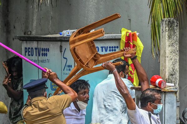 Столкновения демонстрантов и сторонников правительства у официальной резиденции премьер-министра Шри-Ланки Махинды Раджапакса в Коломбо. - Sputnik Узбекистан