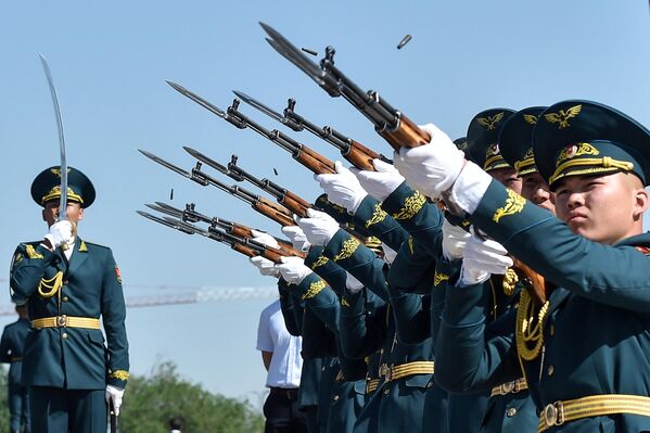 Солдаты почетного караула Кыргызстана во время празднования Дня Победы в Бишкеке 9 мая 2022 года. - Sputnik Узбекистан