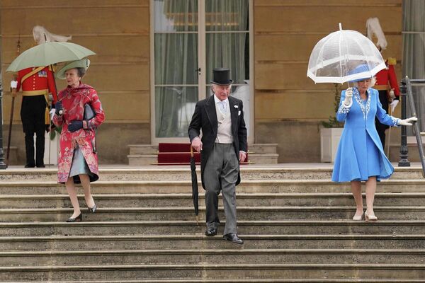 Слева направо: принцесса Анна, принц Чарльз и Камилла, герцогиня Корнуолльская, спускаются по лестнице во время вечеринки в Королевском саду, состоявшейся в Букингемском дворце в Лондоне. - Sputnik Узбекистан